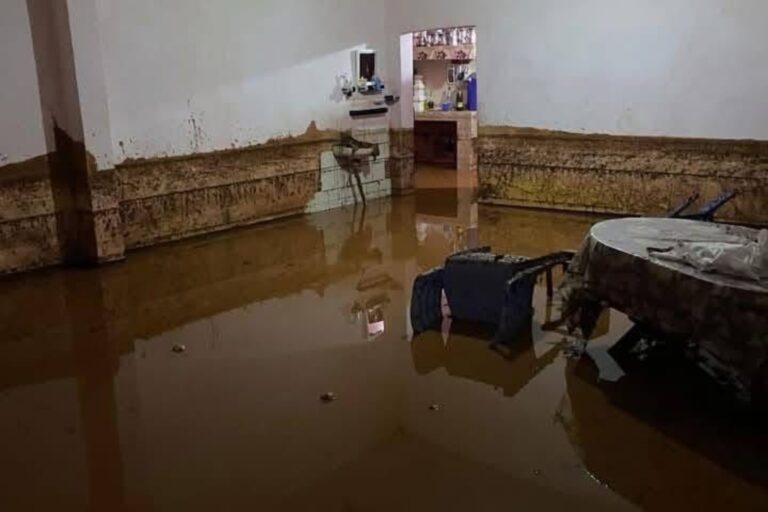 ليلة رعب في العروي بسبب الفيضانات ومواطنون عالقون داخل سياراتهم وعمليات إنقاذ درامية الفيضانات