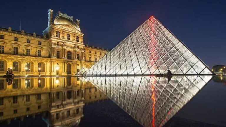 توقيف مشتبهَين في سرقة مجوهرات تاريخية من متحف اللوفر بباريس متحف اللوفر