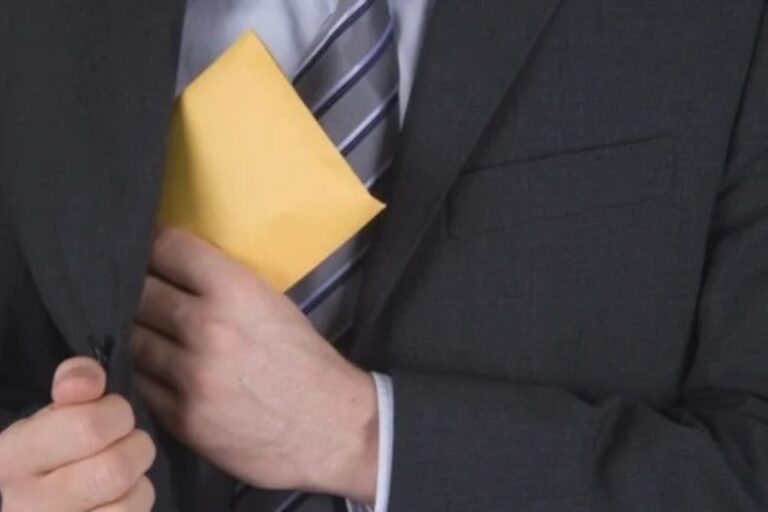 ضبط مفتش شرطة متلبس بتلقي رشوة بأولاد تايمة مفتش شرطة