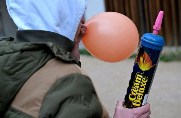 الشرطة الإسبانية تفكك شبكة دولية لتهريب “غاز الضحك” والسجائر المهري غاز الضحك