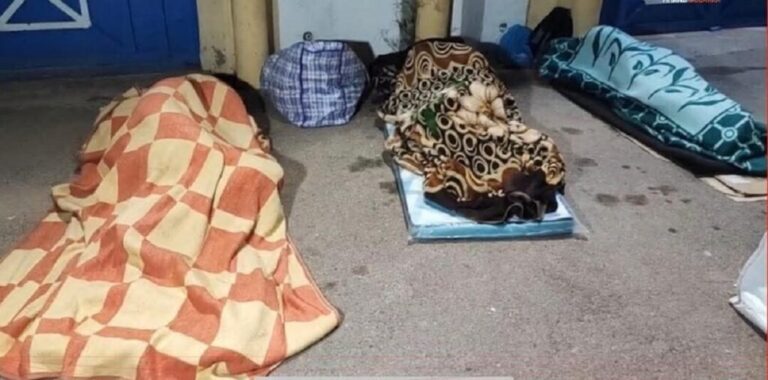 طلبة يعتصمون