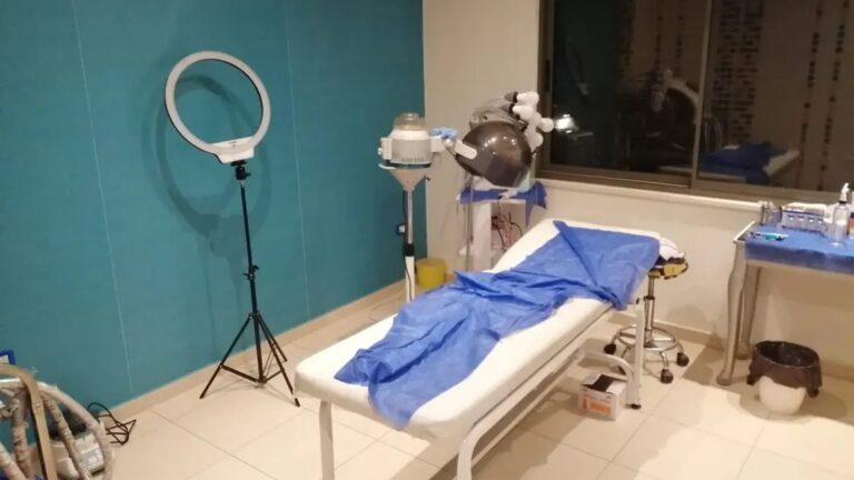 مداهمة عيادة طبيب